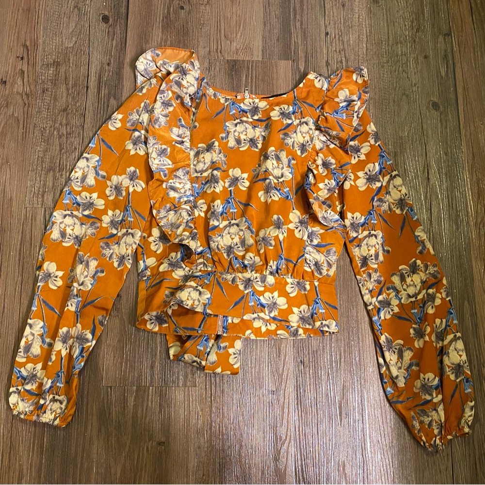 Super cute blouse with ruffles, bow
and a zipper. Fun design and great colors.